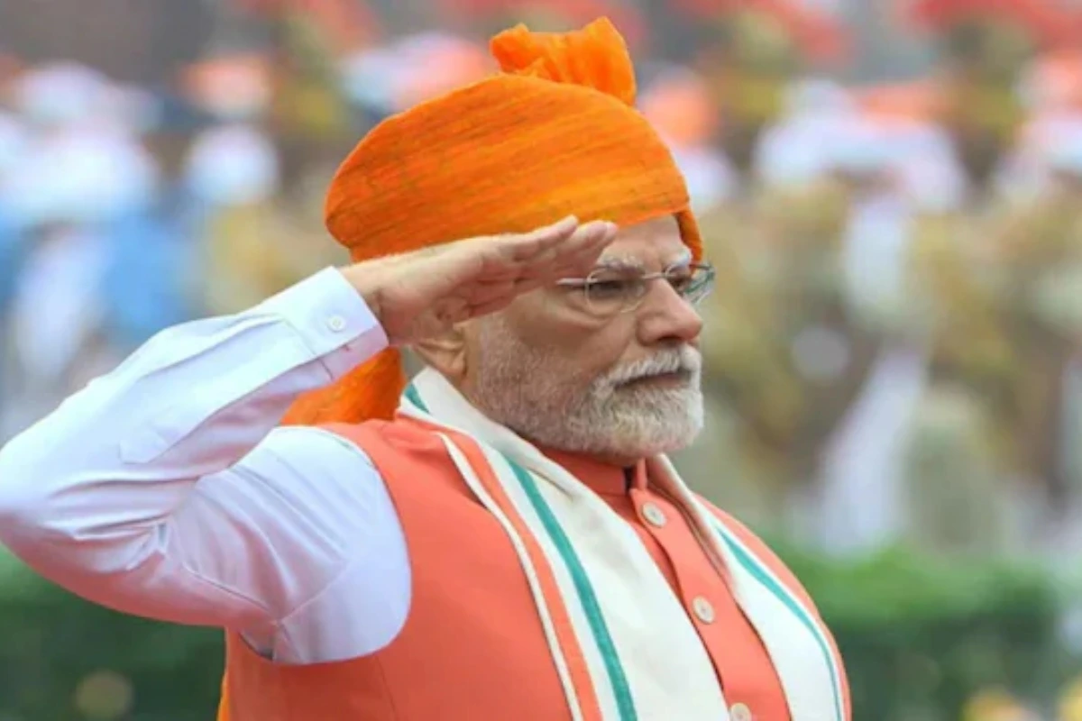 2025 में 79वें स्वतंत्रता दिवस पर लगातार 12वीं बार लाल किले से संबोधन के दौरान प्रधानमंत्री नरेंद्र मोदी का लुक बेहद खास रहा. उन्होंने चमकीले केसरिया रंग का राजस्थानी साफा पहना था. इसे उन्होंने नारंगी रंग की नेहरू जैकेट, सफेद कुर्ता-चूड़ीदार और तिरंगे बॉर्डर वाले क्रीम रंग के स्टोल के साथ स्टाइल किया था.