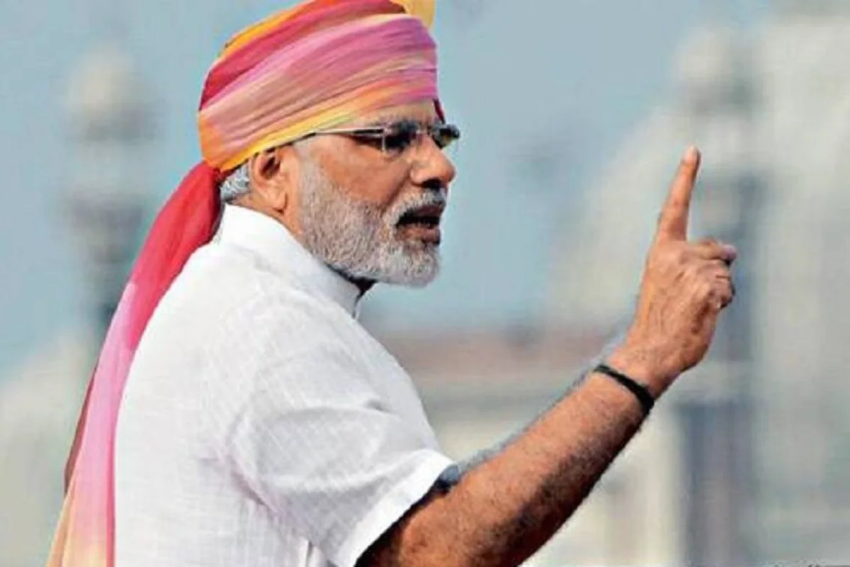 2016 में स्वतंत्रता दिवस के मौके पर प्रधानमंत्री नरेंद्र मोदी अपने खास अंदाज में नजर आए। उन्होंने हाफ स्लीव कॉटन कुर्ते के साथ कई रंगों वाली आकर्षक पगड़ी पहनी थी, जिसने उनके लुक को और भी खास बना दिया था.