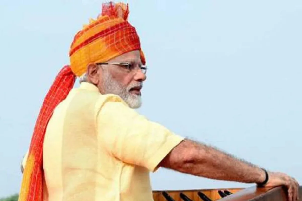 2014 में प्रधानमंत्री नरेंद्र मोदी ने पहली बार स्वतंत्रता दिवस के मौके पर प्रधानमंत्री के रूप में लाल किले से राष्ट्रीय ध्वज फहराया था. उस दौरान उन्होंने हाफ स्लीव शर्ट के साथ लाल और पीले रंग की खास पगड़ी पहनी थी.