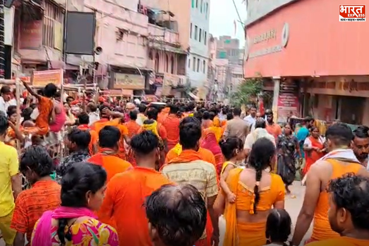 सावन के दूसरे सोमवार को बाबा विश्वनाथ के दर्शन के लिए श्रद्धालुओं में जबरदस्त उत्साह दिखाई दिया. जानकारी के मुताबिक सुबह 8 बजे तक एक लाख से ज्यादा शिव भक्त बाबा के दर्शन कर चुके थे. भारी भीड़ को देखते हुए मंदिर और आसपास के इलाकों में सुरक्षा व्यवस्था कड़ी रखी गई. जगह-जगह पुलिस बल की तैनाती के साथ ड्रोन कैमरों से भी निगरानी की गई.