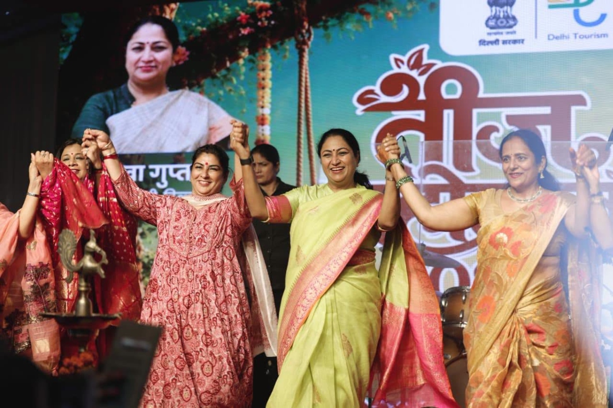 मुख्यमंत्री रेखा गुप्ता ने महोत्सव में महिलाओं के साथ तीज का उत्सव मनाया. उन्होंने कहा कि तीज केवल एक त्योहार नहीं, बल्कि भारतीय सांस्कृतिक परंपराओं, पारिवारिक मूल्यों और महिला सशक्तिकरण का उत्सव है. मुख्यमंत्री ने कहा कि ऐसे आयोजन नई पीढ़ी को अपनी लोक संस्कृति और परंपराओं से जोड़ने में अहम भूमिका निभाते हैं.