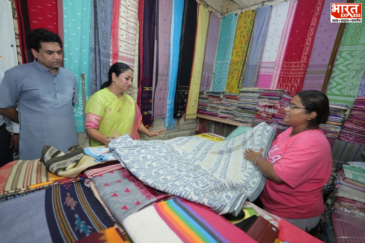 दो दिवसीय तीज महोत्सव में करीब 80 स्टॉल पर हस्तशिल्प और हथकरघा उत्पाद प्रदर्शित किए जा रहे हैं. इसके अलावा लगभग 20 खाद्य स्टॉल लगाए गए हैं, जहां अलग-अलग पारंपरिक व्यंजनों का स्वाद लिया जा सकता है.