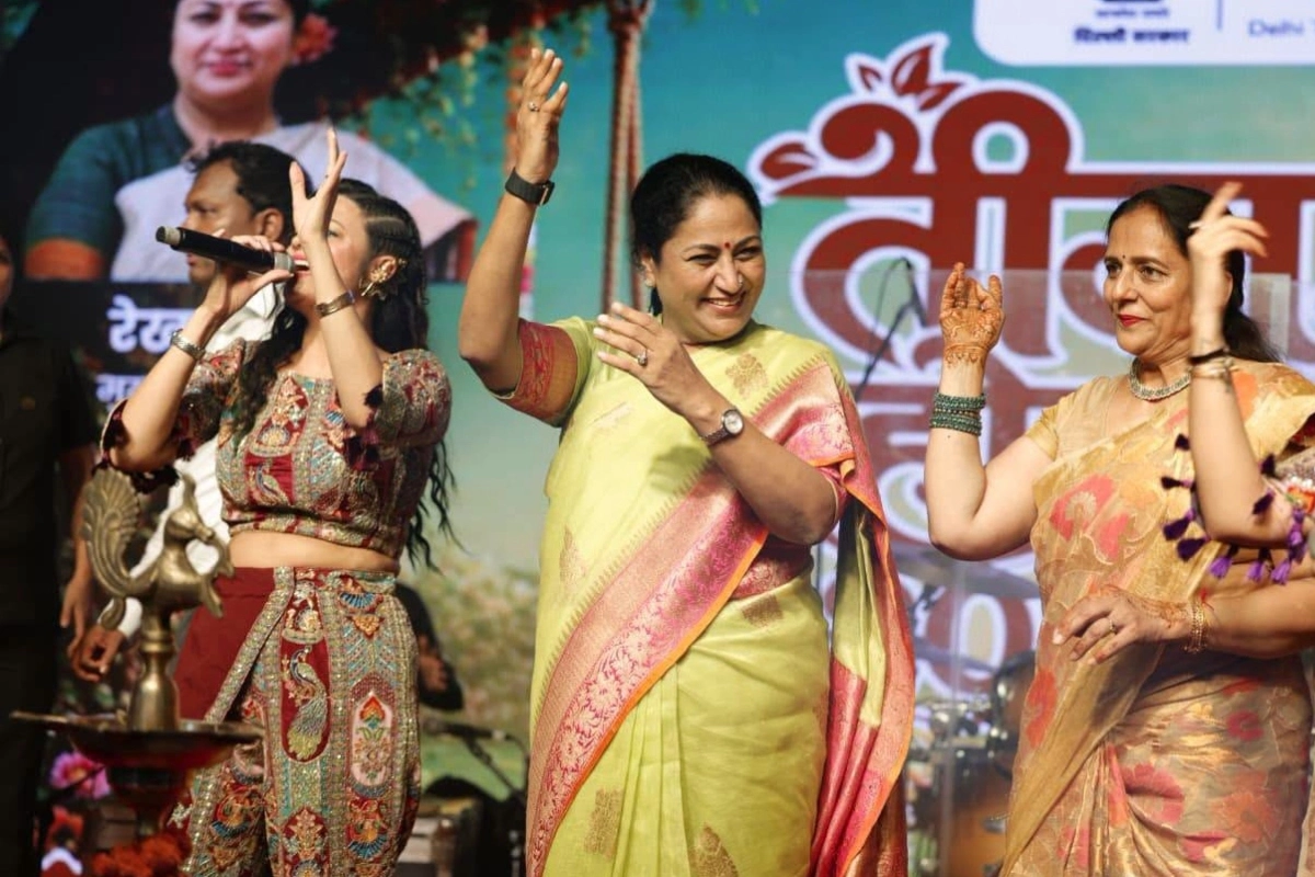 दिल्ली हाट में आयोजित तीज महोत्सव में पारंपरिक संस्कृति और आधुनिक आयोजन का खूबसूरत मेल देखने को मिला. महिलाओं ने रंग-बिरंगे परिधानों में पहुंचकर उत्सव की रौनक बढ़ाई. पूरे परिसर में तीज से जुड़े गीत-संगीत और लोक परंपराओं की झलक देखने को मिली.