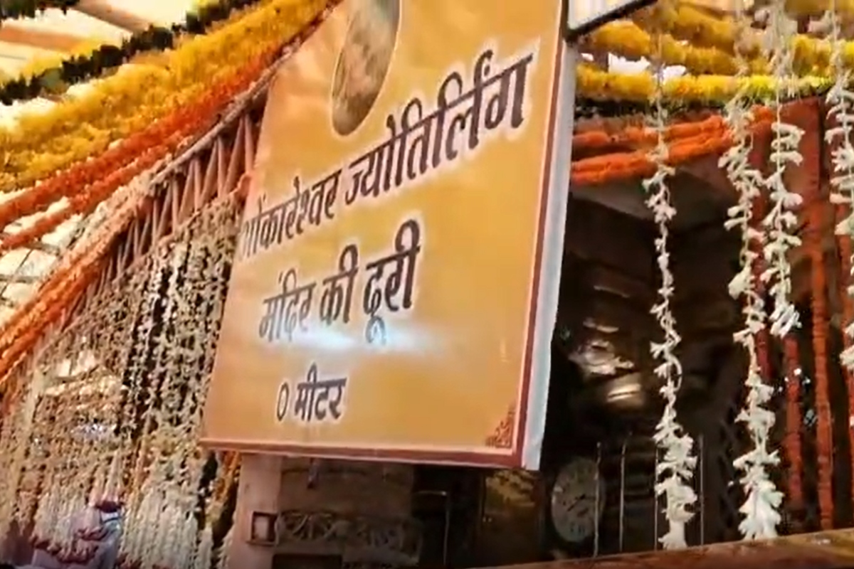 मध्यप्रदेश के ओंकारेश्वर में सावन के दूसरे सोमवार का नजारा बेहद खास रहा. भगवान ओंकारेश्वर ज्योतिर्लिंग मंदिर को कई क्विंटल रंग-बिरंगे और सुगंधित फूलों से सजाया गया. पूरी रात चले विशेष श्रृंगार के बाद सुबह मंदिर के पट खुले तो फूलों से सजे गर्भगृह में भगवान के अलौकिक स्वरूप के दर्शन कर श्रद्धालु भावविभोर हो उठे.