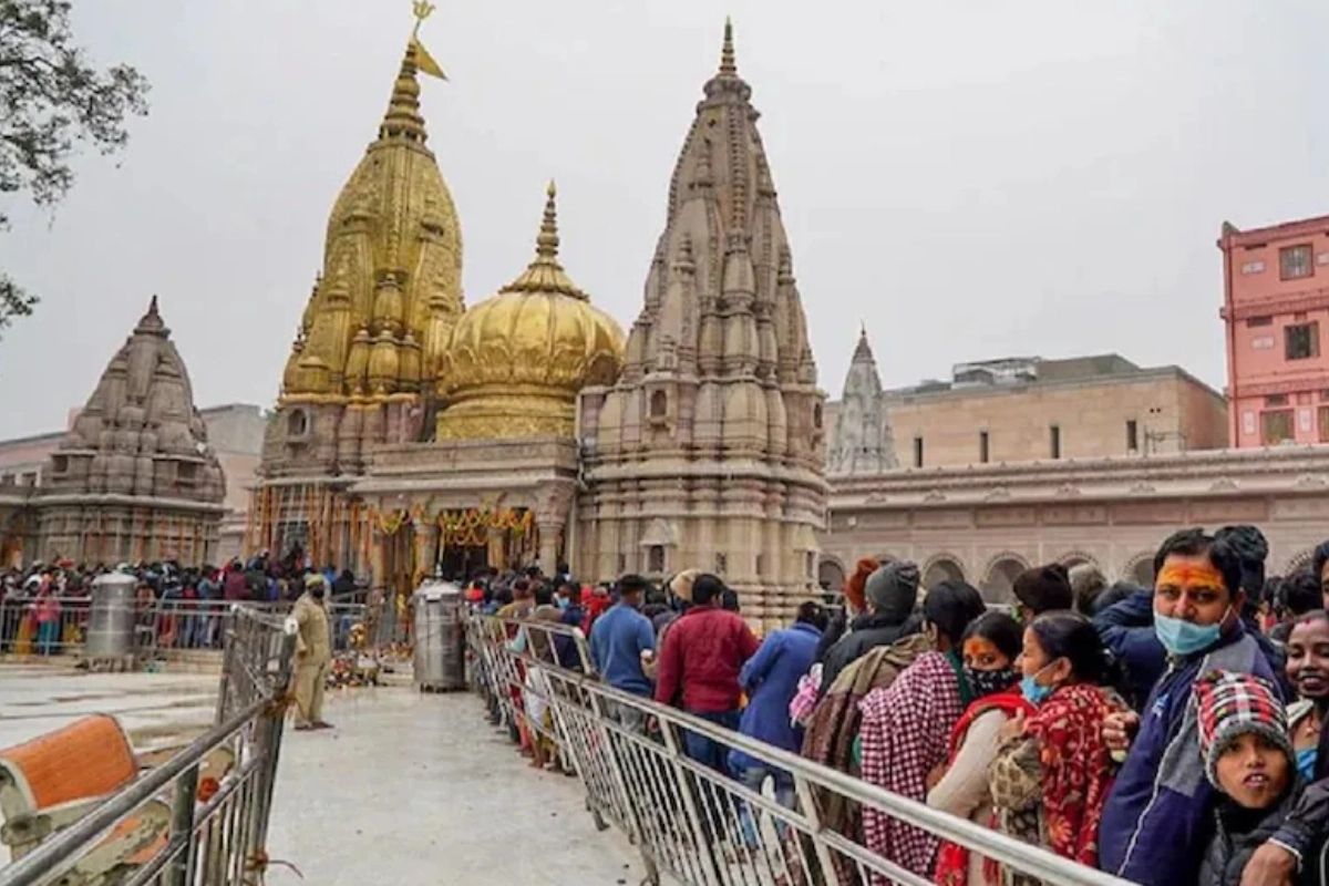 वाराणसी में गंगा किनारे स्थित काशी विश्वनाथ मंदिर को मोक्ष की नगरी का प्रमुख शिवधाम माना जाता है. शिवरात्रि पर यहां भक्तों का सैलाब उमड़ता है.