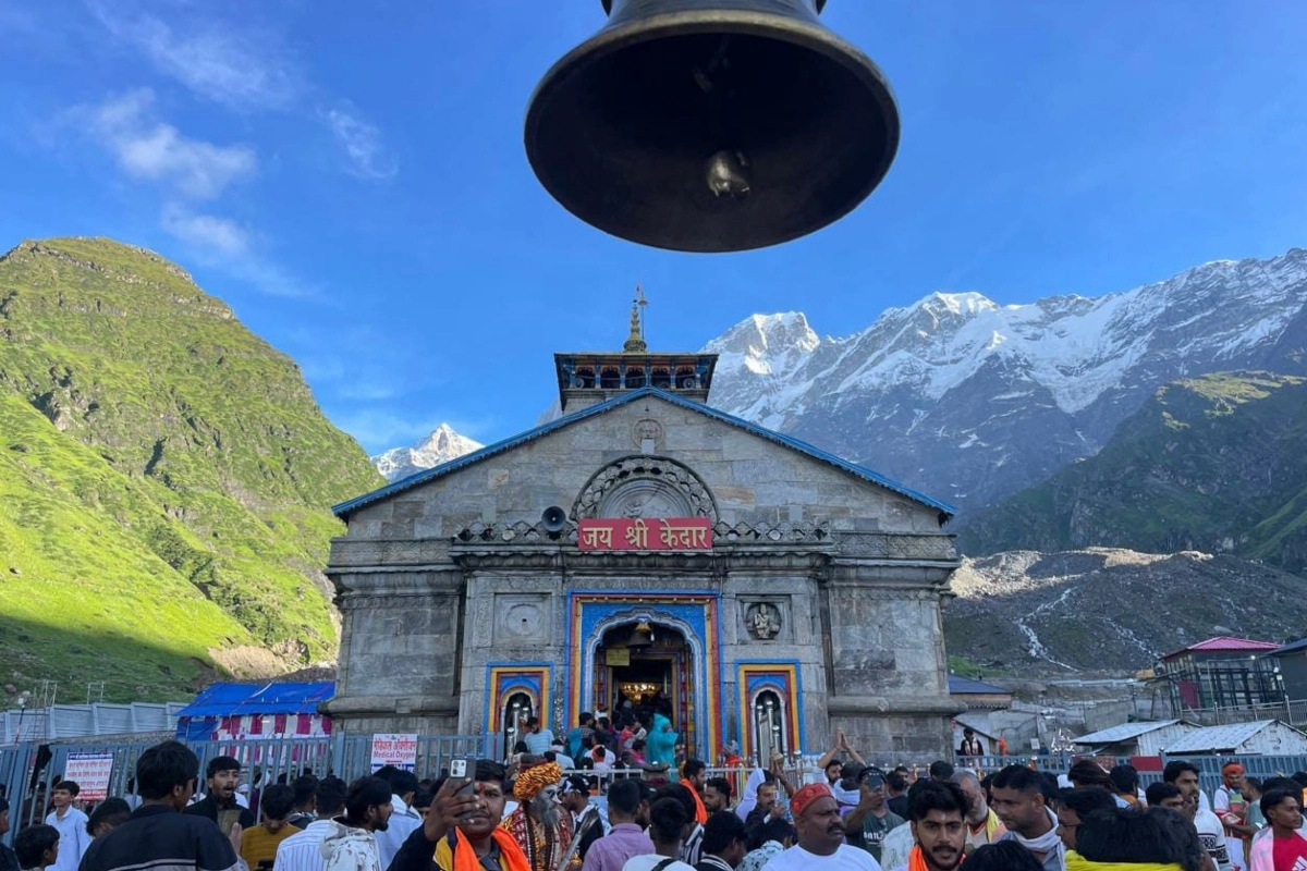 हिमालय की ऊंची चोटियों के बीच स्थित केदारनाथ भगवान शिव के सबसे प्रसिद्ध धामों में से एक है. यहां की प्राकृतिक खूबसूरती और शिवभक्ति का संगम श्रद्धालुओं को आकर्षित करता है.