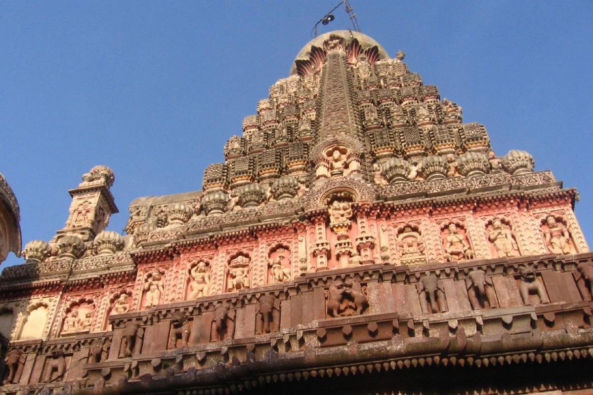 एलोरा की गुफाओं के पास स्थित घृष्णेश्वर ज्योतिर्लिंग 12 ज्योतिर्लिंगों में अंतिम माना जाता है. शिवरात्रि पर यहां भी विशेष पूजा और दर्शन का आयोजन होता है.