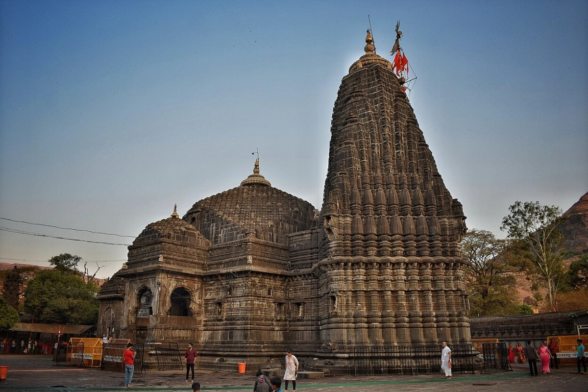 नासिक के पास ब्रह्मगिरि पर्वत की तलहटी में स्थित त्र्यंबकेश्वर मंदिर अपनी अनूठी स्थापत्य शैली और धार्मिक महत्व के लिए प्रसिद्ध है.