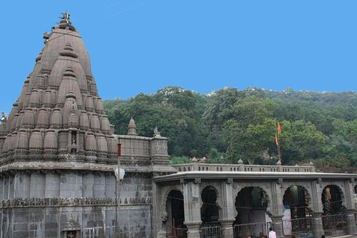 सह्याद्रि पर्वत श्रृंखला में स्थित भीमाशंकर मंदिर प्राकृतिक हरियाली से घिरा हुआ है. शिवरात्रि पर यहां भक्त विशेष पूजा-अर्चना करते हैं.