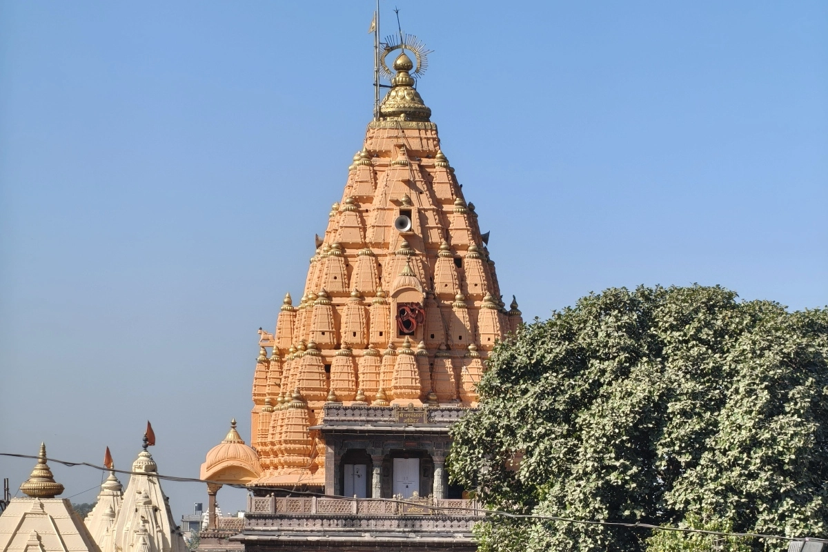 उज्जैन का महाकालेश्वर मंदिर देश के सबसे प्रसिद्ध शिवधामों में शामिल है. शिवरात्रि पर यहां होने वाली भस्म आरती और विशेष श्रृंगार श्रद्धालुओं के आकर्षण का केंद्र रहते हैं.