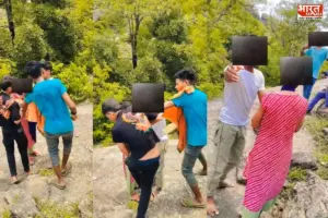 बिहार के जमुई-समस्तीपुर के बाद अब बांका…सरेआम लड़की से छेड़छाड़, चप्पल से भी पीटा; VIDEO वायरल