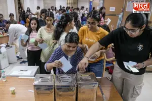 DUSU Elections 2026: दिल्ली यूनिवर्सिटी में मतदान शुरू, कड़े सुरक्षा पहरे के बीच किस्मत आजमा रहे 20 उम्मीदवार