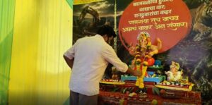 झांकी के सबसे संवेदनशील हिस्से में अमरावती जिला सामान्य अस्पताल की उस दर्दनाक घटना को दर्शाया गया है, जहां तीन मासूम बच्चों की जलकर मौत हो गई थी. इस प्रतीकात्मक दृश्य के जरिए स्वास्थ्य विभाग की घोर लापरवाही और प्रशासनिक अनदेखी को उजागर करते हुए मृत बच्चों के परिवारों के लिए न्याय की गुहार लगाई गई है.