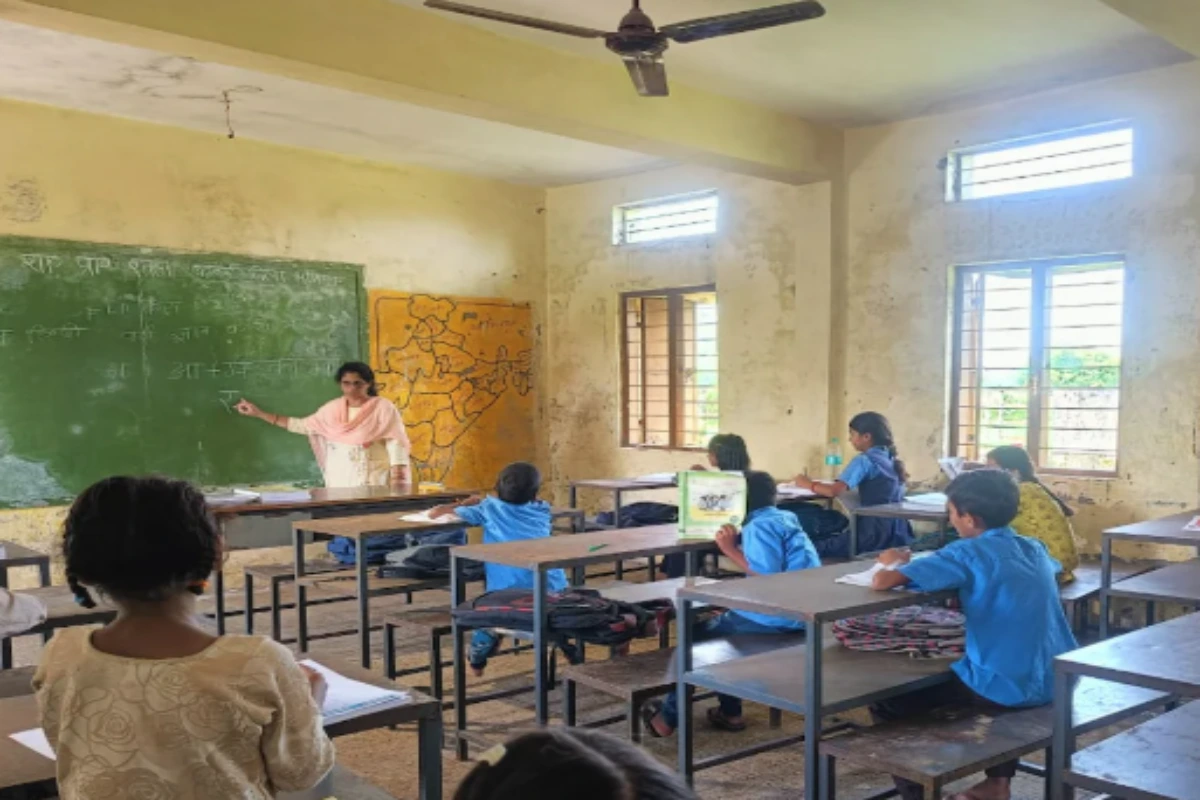 सरकारी स्कूल घट रहे हैं, निजी बढ़ रहे हैं, और बच्चे उतने नहीं घटे