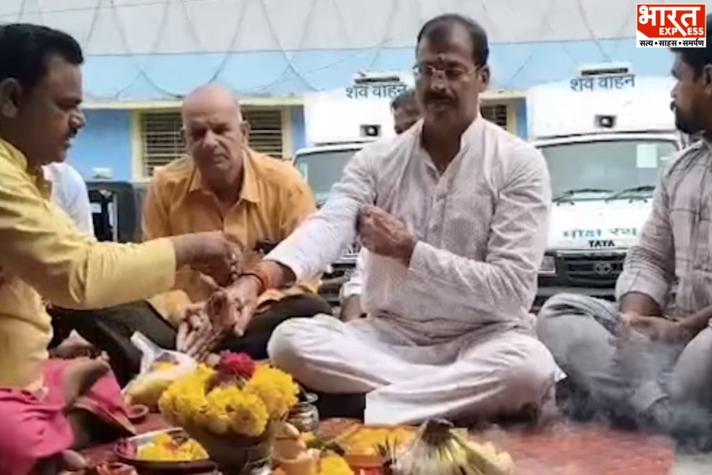 इंदौर में 100 साल पुरानी विसर्जन झांकियों पर मंडराया महंगाई का संकट.