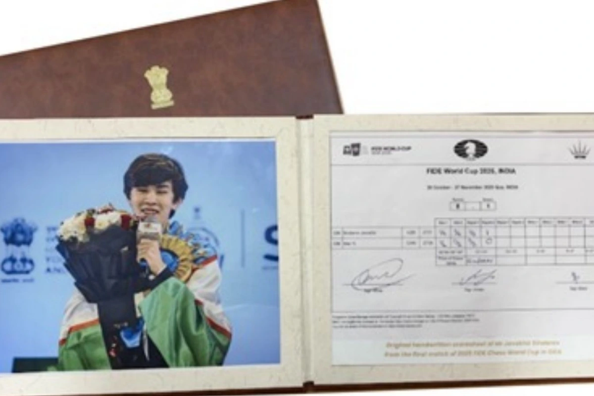 उज्बेकिस्तान के राष्ट्रपति को शतरंज ग्रैंडमास्टर जावोखिर सिंदारोव की हाथ से लिखी ओरिजिनल स्कोरशीट भी भेंट की गई. यह 2025 में गोवा में हुए FIDE वर्ल्ड कप फाइनल से जुड़ी है, जिसमें सिंदारोव ने चीन के वेई यी को हराकर खिताब जीता था. लेदरेट कवर में सुरक्षित यह स्कोरशीट उस ऐतिहासिक मुकाबले की यादगार है.