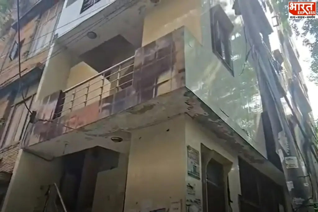 नेहरू विहार में झुकी हुई और जर्जर इमारत का दृश्य.