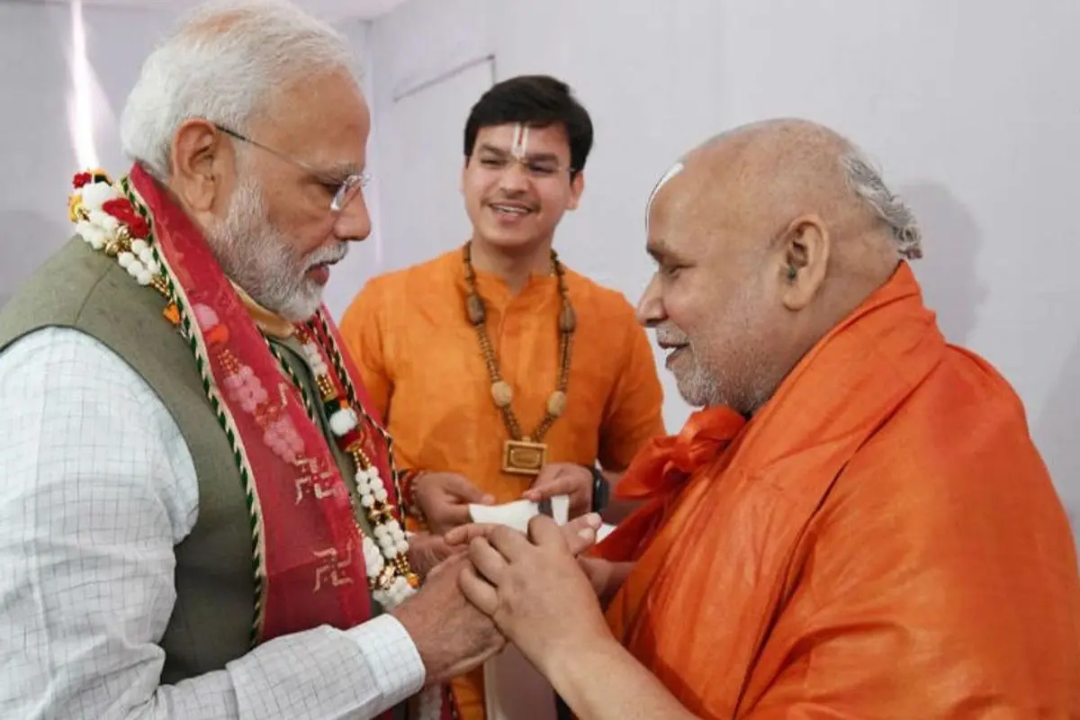 जगद्गुरु रामभद्राचार्य जी ने पीएम मोदी जन्मदिवस पर संस्कृत छंद से दी शुभकामना