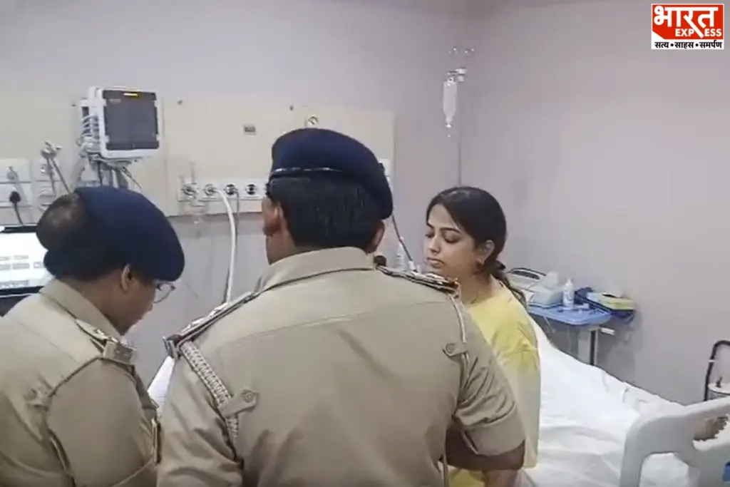 दानापुर के निजी अस्पताल के बाहर पुलिस और हंगामा करते हुए मृतका अनु सिंह के परिजन.