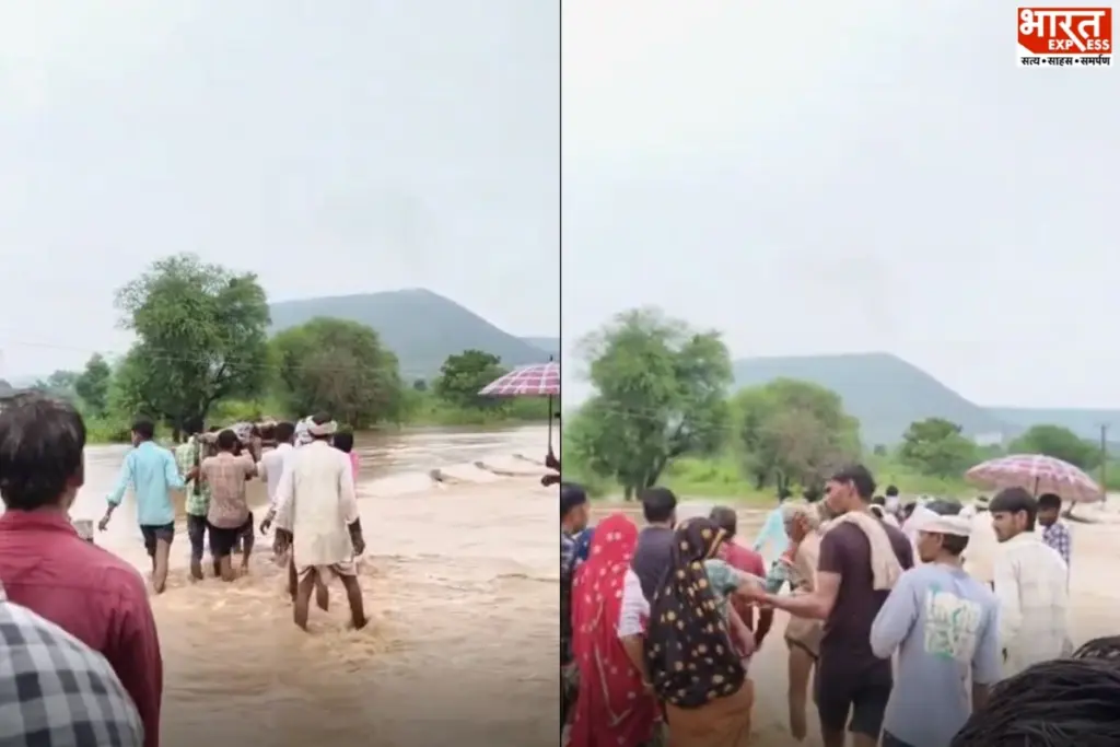 करौली के सपोटरा क्षेत्र में बारिश से रास्ते टूटने के बाद चारपाई के सहारे मरीज को ले जाते ग्रामीणों का दृश्य.