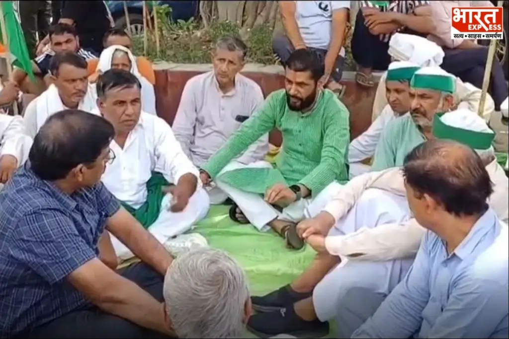 दबथुवा में जबरन चकबंदी और लेखपाल पर धांधली का आरोप लगा कलेक्ट्रेट पर प्रदर्शन करते किसान.