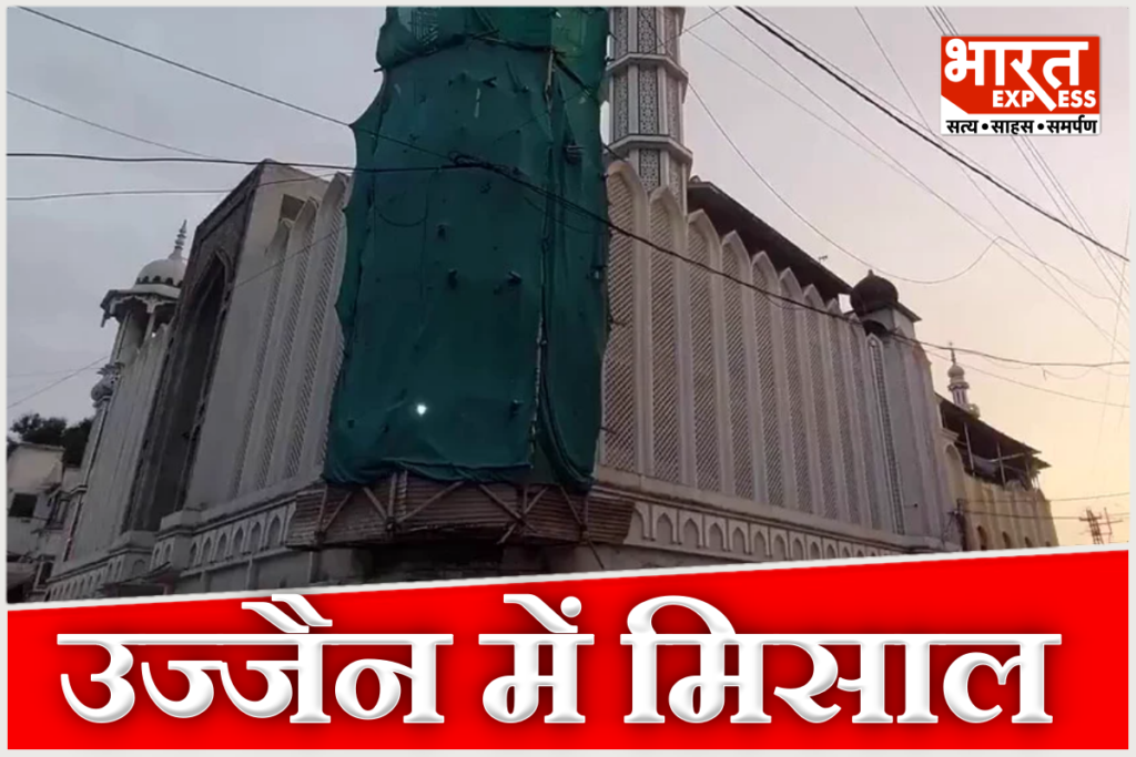 Members of the Bohra community voluntarily removing a part of the historic Husami Mosque in Ujjain to aid road widening work for Singhasth 2028