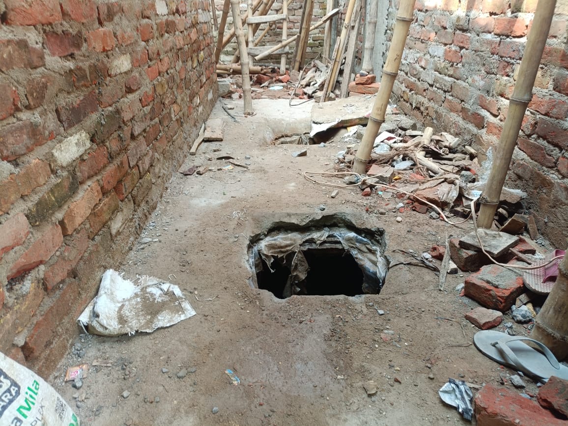 sikandarpur-toilet-tank-accident-two-workers-die-toxic-gas-suffocation