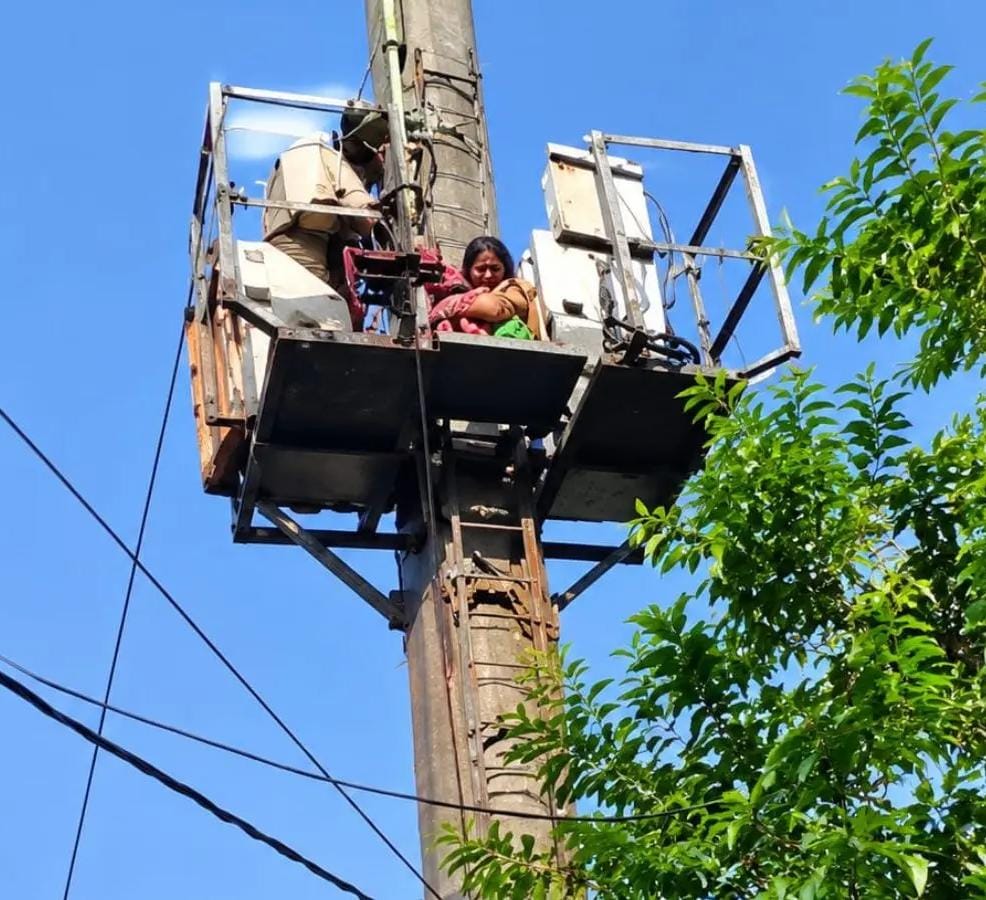 lucknow-woman-climbs-tower-near-cm-yogi-residence
