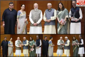 शिवसेना (UBT) सांसद प्रियंका चतुर्वेदी के पिता से मिले पीएम मोदी, ब्रज क्षेत्र पर लिखी गई उनकी पुस्तक को खुद किया स्वीकार