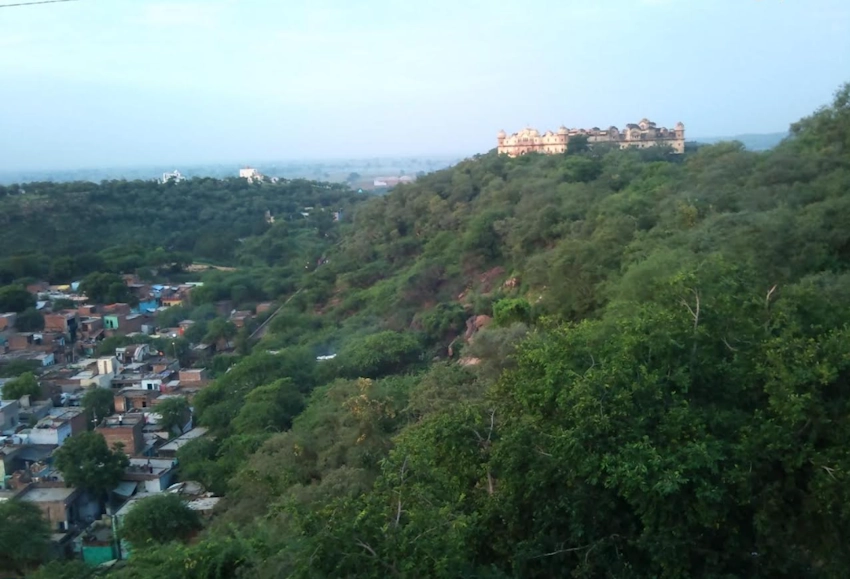 बरसाना में (भानु-शिखर) स्थित राधा रानी का महल