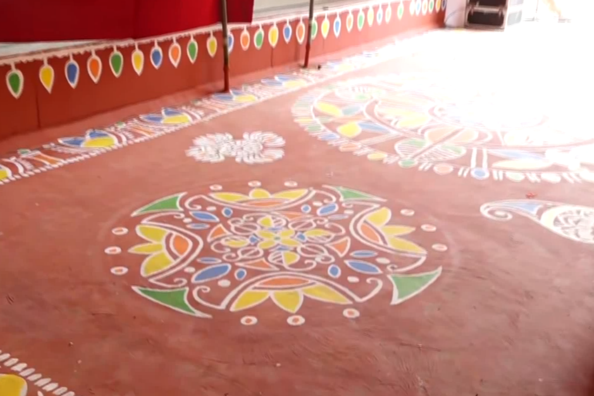 पंडाल की भव्य सजावट से लेकर मां दुर्गा के स्वागत तक कारीगरों की दिन-रात की मेहनत साफ झलकती है. हर छोटे-बड़े इंतजाम को इस बार बहुत विशेष रूप दिया गया है.