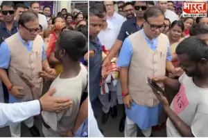 बीच सड़क पर हिमंता सरमा से युवक मांग बैठा आईफोन, असम CM का जवाब सुनकर हंस पड़े लोग, देखें- VIDEO