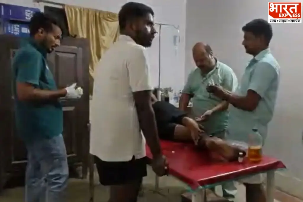 सारण के एकमा में देर रात हिंसक चाकूबाजी में तीन युवकों की मौत हो गई, जबकि एक गंभीर रूप से घायल है. घटना के बाद इलाके में भारी तनाव है.