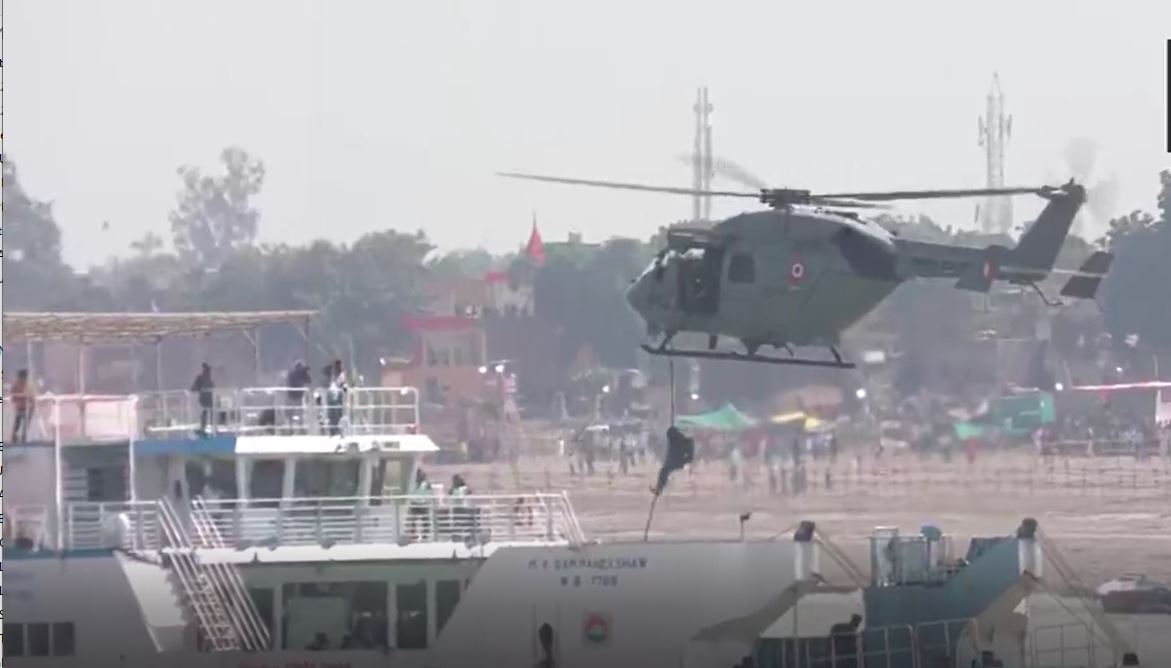 भारतीय वायुसेना के 94 वर्षों की गौरवशाली राष्ट्रसेवा के उपलक्ष्य में वाराणसी के नमो घाट पर गंगा नदी के ऊपर 'विंग्स ओवर गंगा' थीम के साथ भव्य एयर शो की शुरुआत हो चुकी है.