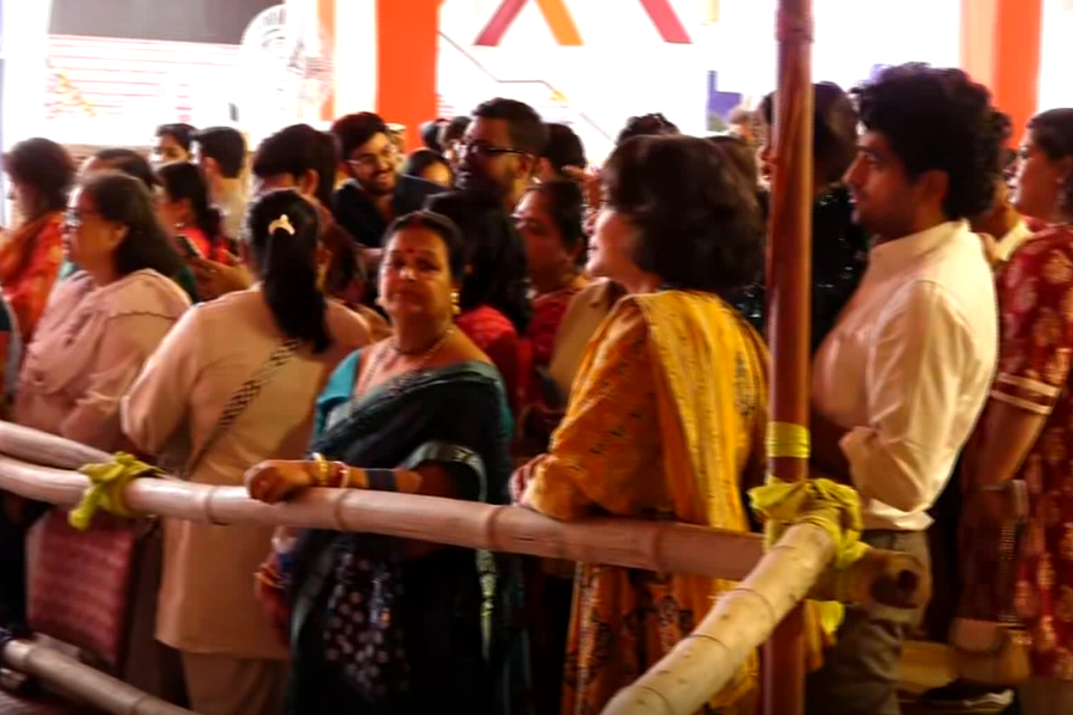मां दुर्गा के दर्शन और आशीर्वाद पाने के लिए दूर-दूर से श्रद्धालुओं का पहुंचना शुरू हो चुका है. पूरा मेला ग्राउंड भक्ति और भजनों के उल्लास से सराबोर दिख रहा है.