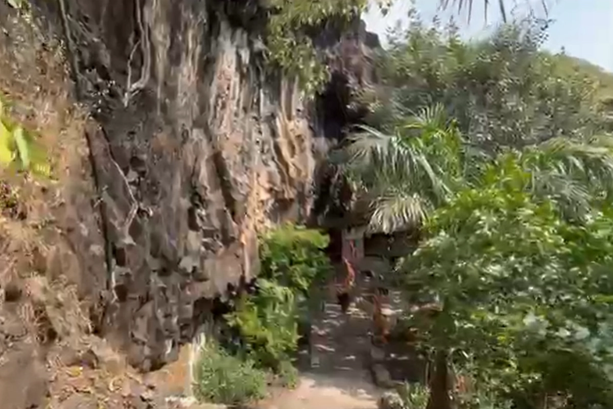 अपार प्राकृतिक सौंदर्य के बावजूद यह धाम पक्की सड़क, शौचालय और सफाई जैसी बुनियादी सुविधाओं की राह जोह रहा है. ग्रामीणों की मांग है कि इसे आधिकारिक धार्मिक पर्यटन स्थल घोषित किया जाए. सड़क निर्माण और मूलभूत सुविधाएं मिलने से यहां पर्यटन बढ़ेगा और स्थानीय लोगों को रोजगार मिलेगा.