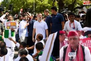 ‘सड़क पर राहुल-प्रियंका, हिरासत में लिए गए अखिलेश!’ चुनाव आयोग के दफ्तर पर विपक्ष का हल्लाबोल