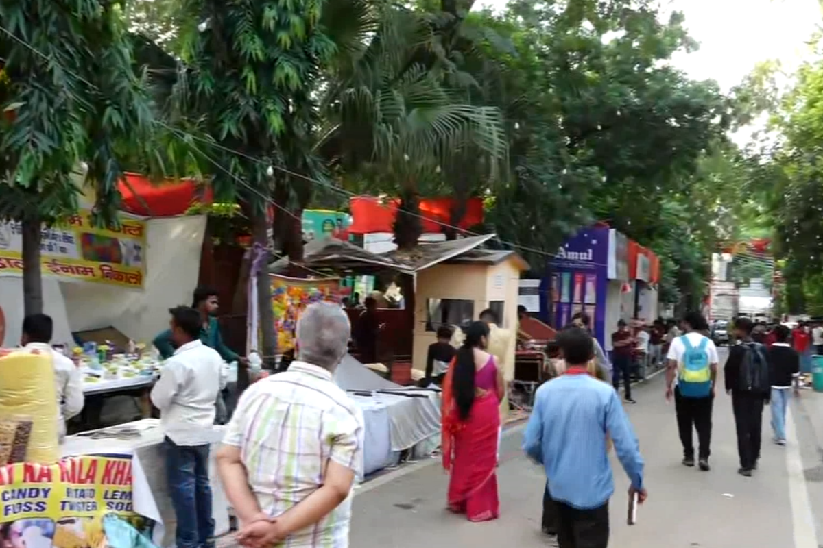 मेला ग्राउंड पूरी तरह मां दुर्गा के स्वागत के लिए तैयार है. 50वें वर्ष की यह स्वर्णिम यात्रा दिल्ली की सांस्कृतिक विरासत और लोगों के अटूट जुड़ाव का प्रतीक बनी हुई है.