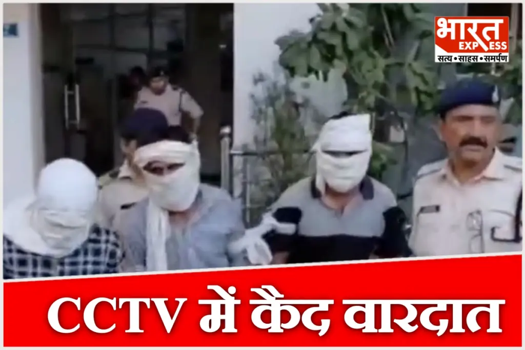 पड़ाव थाने के सामने नाश्ता व्यापारी पर फायरिंग करने वाले दोनों शूटरों को पुलिस ने गिरफ्तार कर क्राइम सीन रीक्रिएट कराया.