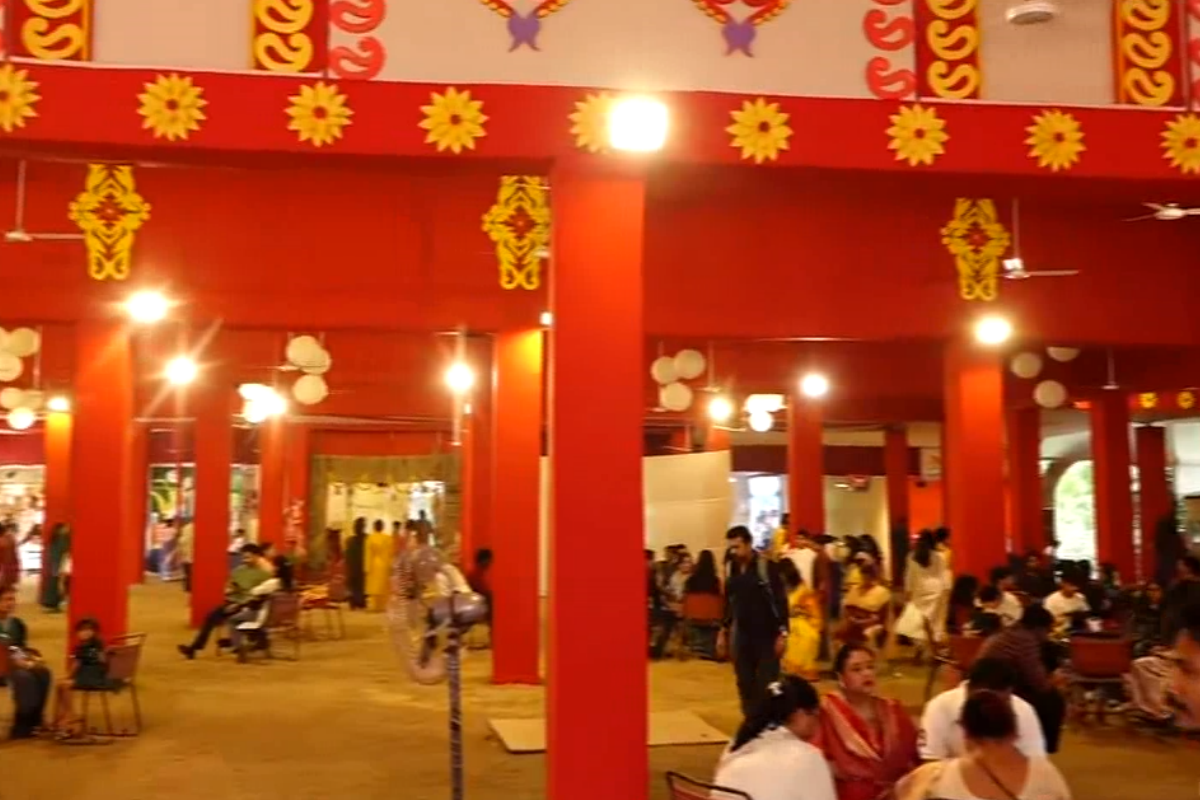 पांच दशकों से चली आ रही इस परंपरा में श्रद्धालुओं की गहरी आस्था नजर आ रही है. उत्तर भारत के सबसे बड़े पूजा पंडालों में शामिल यह आयोजन इस बार बेहद खास है.