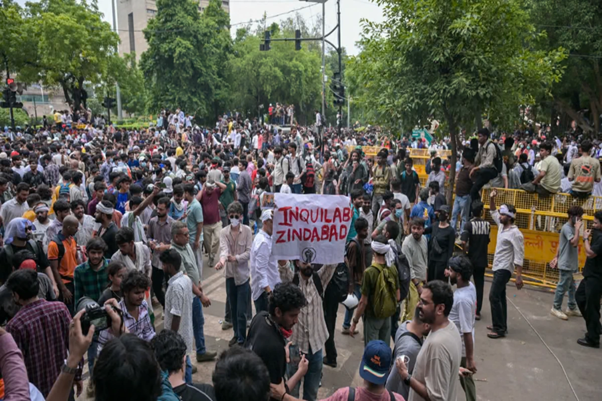 इंकलाब जिंदाबाद आज भी क्यों गूंजता है? सड़कों पर क्या हो रहा है और लोग आखिर कहना क्या चाहते हैं?