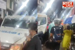 कोलकाता के पूजा पंडाल में हादसा, भीड़ के दबाव से ढहा हिस्सा, कई लोग घायल