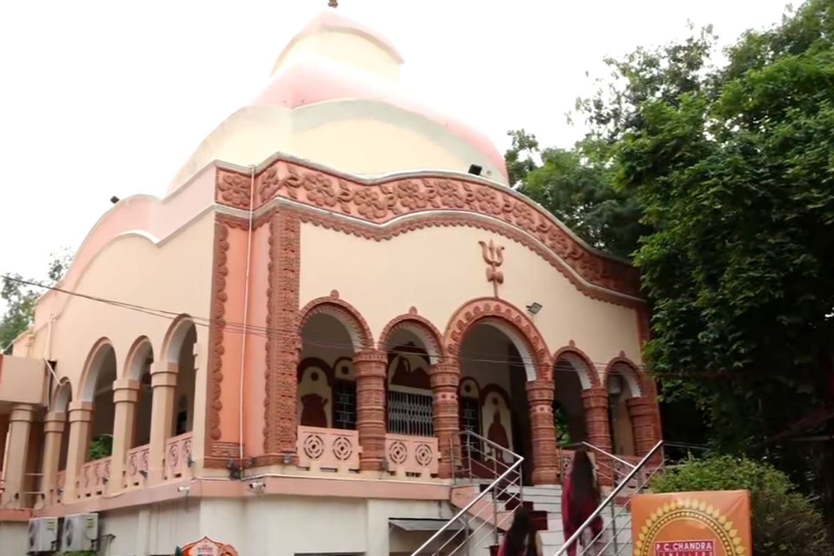 दिल्ली के चितरंजन पार्क स्थित मेला ग्राउंड में दुर्गा पूजा का 50वां वर्ष बेहद धूमधाम से मनाया जा रहा है. भव्य पंडाल में बंगाली परंपरा, आस्था और उत्सव का अनूठा संगम देखने को मिल रहा है.