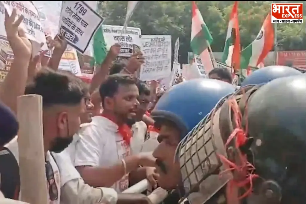 बीपीएसएससी द्वारा मुख्य परीक्षा रद्द करने के विरोध में जेपी गोलंबर पर नारेबाजी करते अभ्यर्थी.