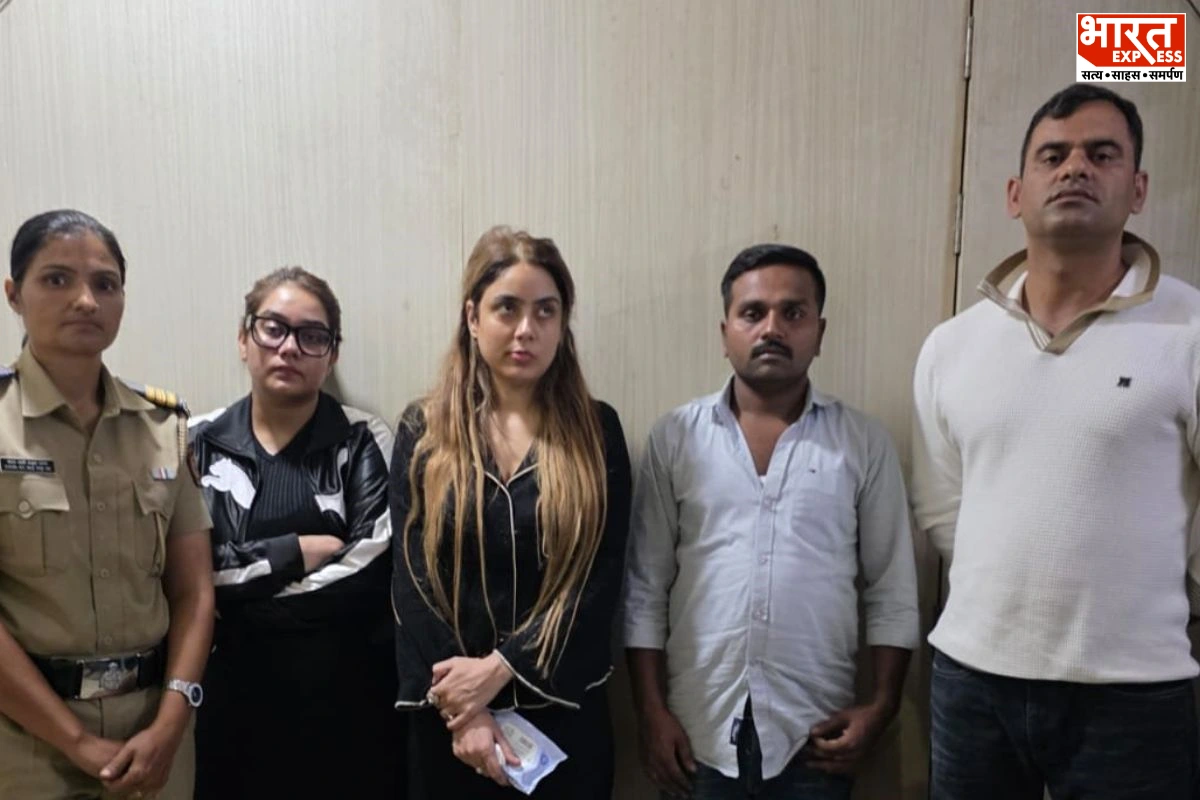 3 आईफोन, बुर्का और फेसटाइम… 11 दिन तक पुलिस को कैसे चकमा देती रही श्रद्धा दुबे?