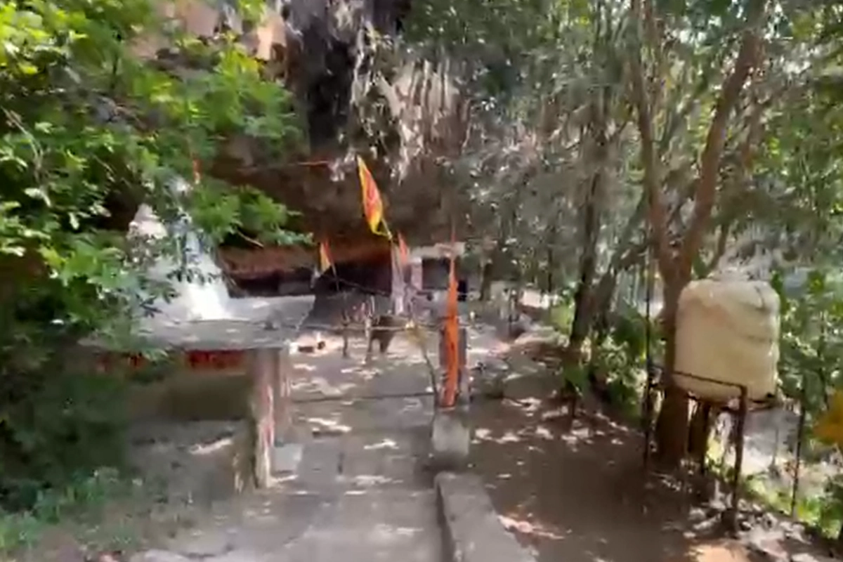 अरनोद क्षेत्र के लोहारखाली में स्थित ऋषि महादेव मंदिर चारों तरफ पहाड़ियों और घने जंगलों से घिरा हुआ है. यहां आने वाले श्रद्धालुओं को आध्यात्मिक शांति के साथ अद्भुत प्राकृतिक सुंदरता का अनुभव होता है. यह स्थान पीढ़ियों से स्थानीय लोगों की आस्था का प्रमुख केंद्र बना हुआ है.