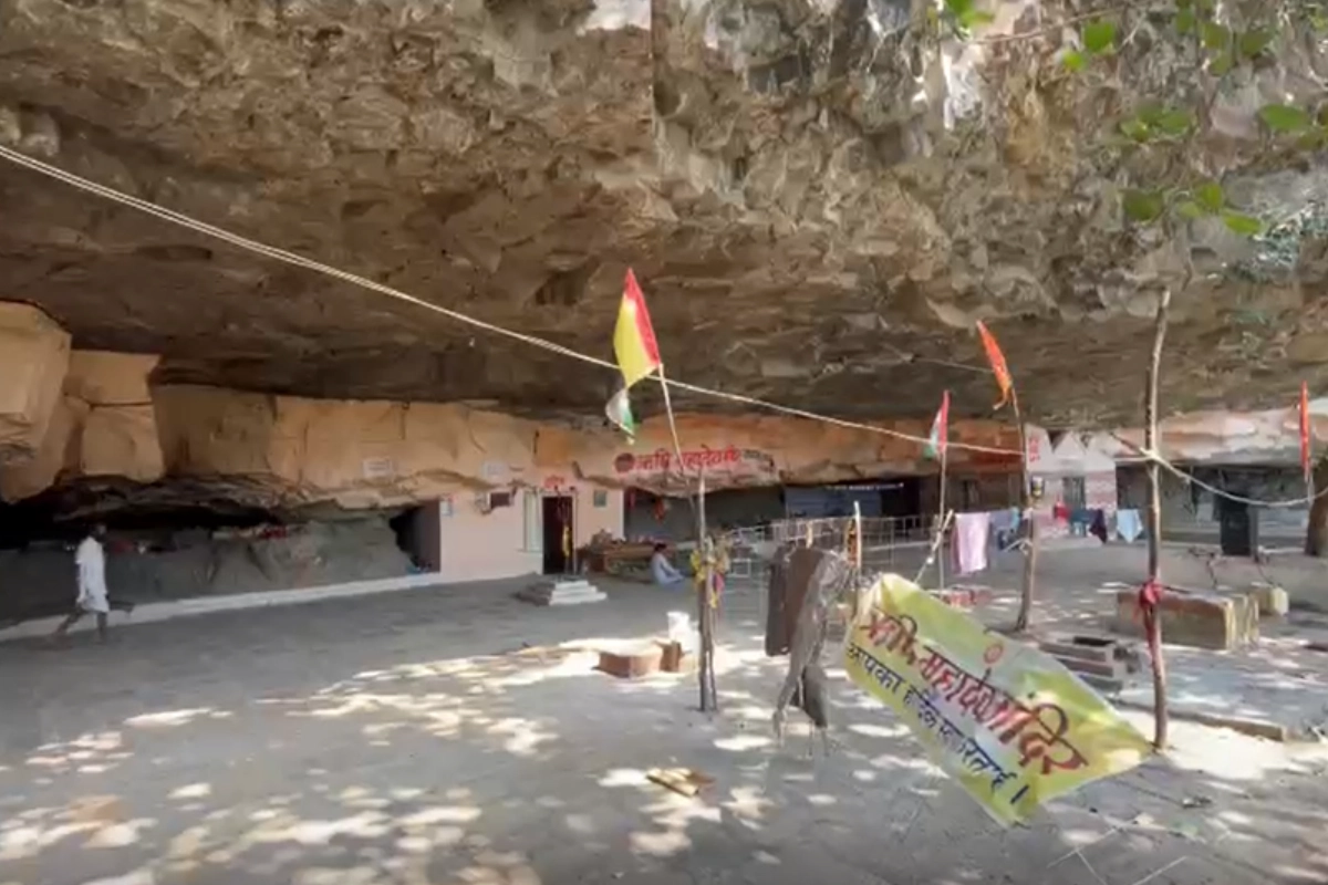 मानसून के मौसम में पहाड़ों से पानी की धाराएं बहने लगती हैं और मंदिर परिसर के पास स्थित कुंड पानी से भर जाता है. चट्टानों के बीच से गुजरते झरने और कुंड में बनती भंवर जैसी जलधाराएं पर्यटकों को खूब आकर्षित करती हैं. बारिश में यह धाम प्रकृति प्रेमियों के लिए खास बन जाता है.