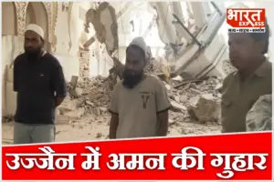 उज्जैन में शाही मस्जिद की मीनार हटाते समय हादसा, बेल्ट टूटने से मस्जिद का हिस्सा क्षतिग्रस्त