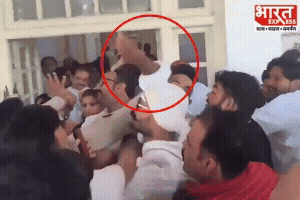 कांग्रेस मुख्यालय में बवाल: अजय राय और ममता चौधरी समर्थकों में भिड़ंत, जूते लेकर हुआ विरोध