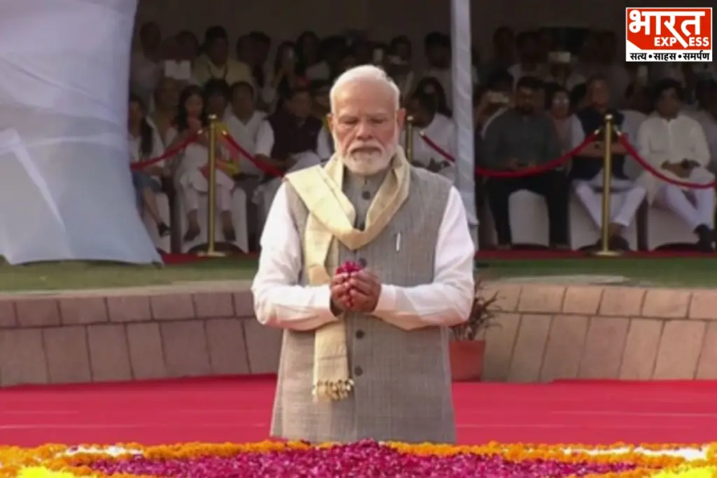 गांधी जयंती के अवसर पर प्रधानमंत्री नरेंद्र मोदी ने दिल्ली स्थित राजघाट पहुंचकर राष्ट्रपिता महात्मा गांधी को श्रद्धांजलि अर्पित की और स्वदेशी का संदेश दिया.